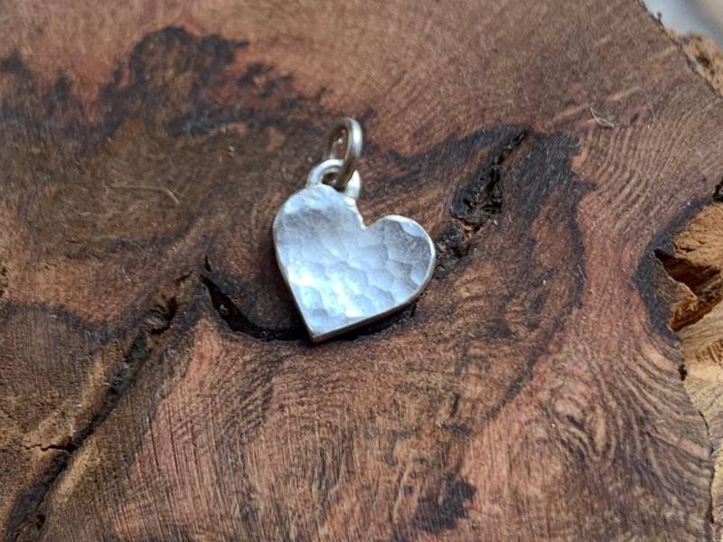 Handgefertigter Anhänger Herz 925/ Silber Recyclingsilber 15mm Gehämmert Geschmiedet Struktur Fair Nachhaltig Unikat von fairfaktur