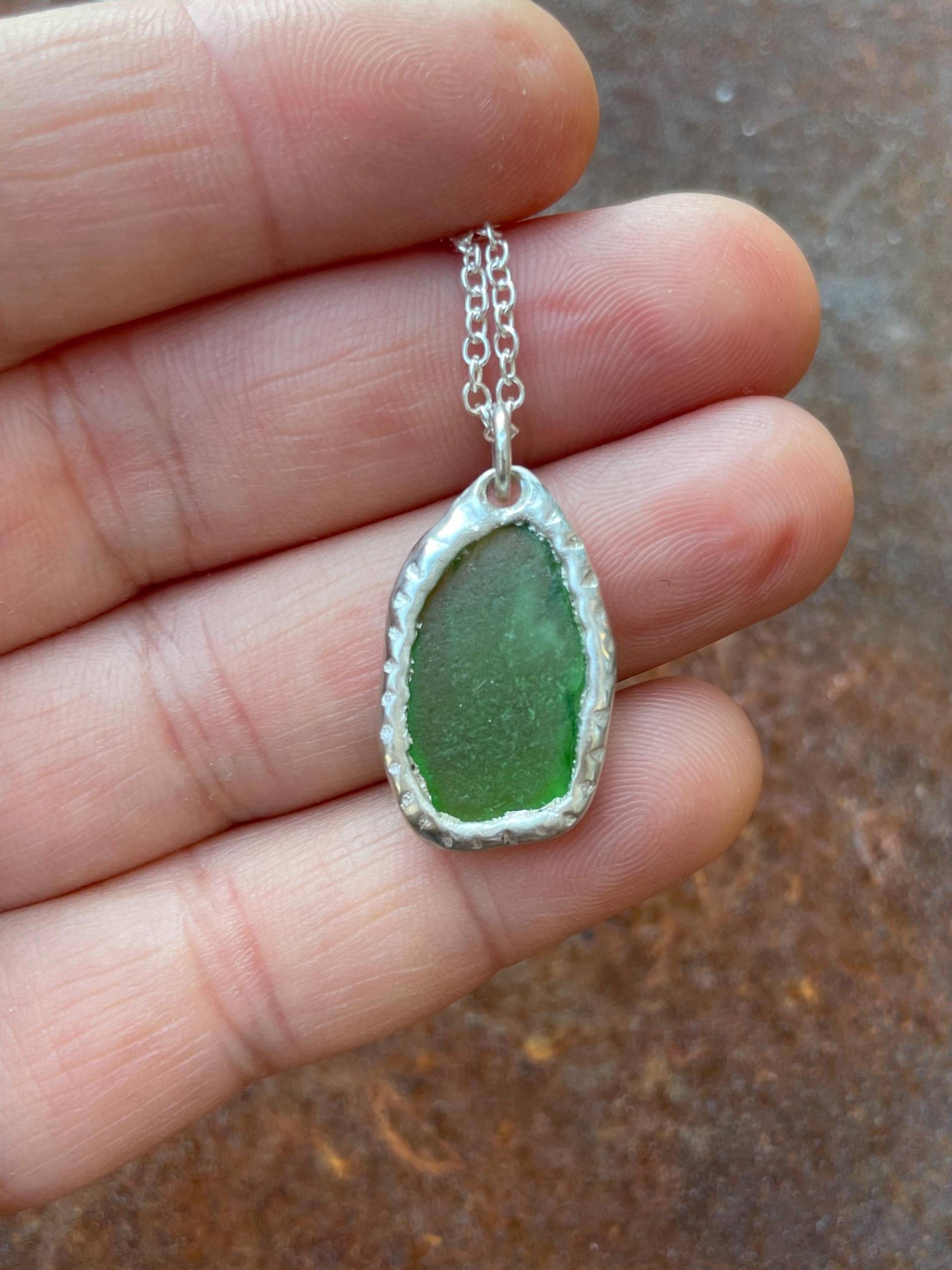 Handgefertigter Anhänger Leuchtend Grünes Seeglas 925/ Silber 24mm Recyclingsilber Struktur Fair Nachhaltig Unikat von fairfaktur