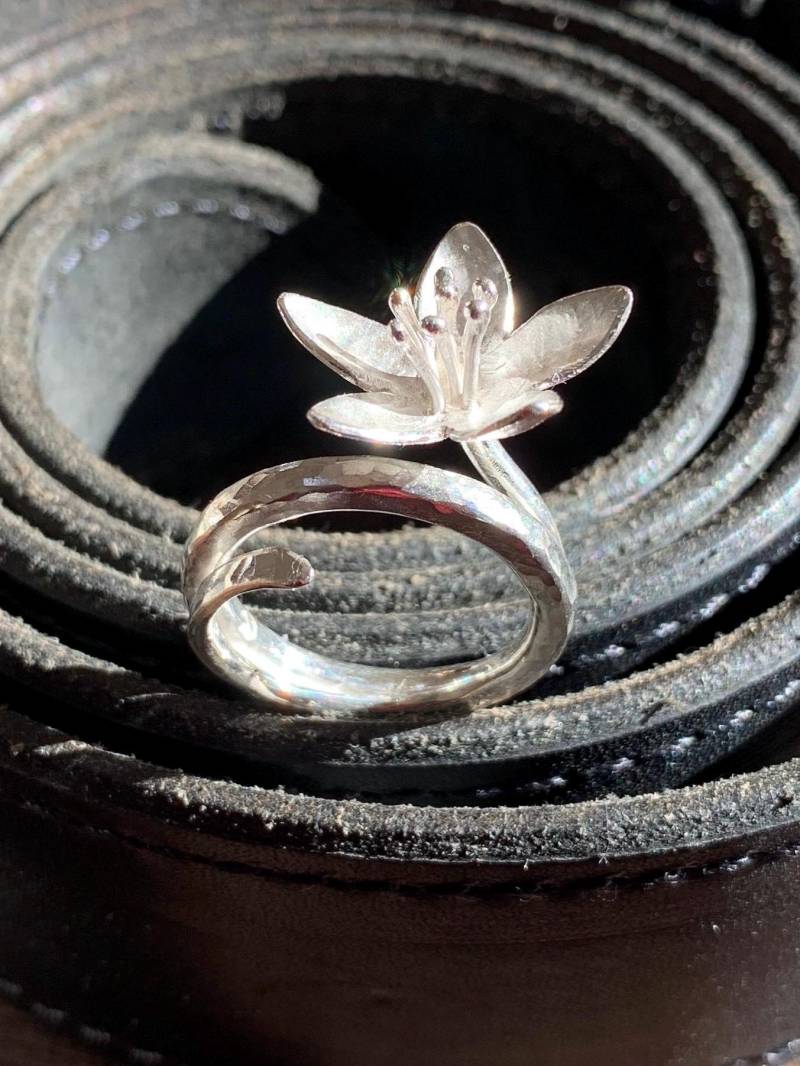 Handgefertigter Ring "Blüte Mit Staubgefäßen" 925/ - Silber, Feinsilber Massiv Aus Recycling Blumenring Einzelstück Unikat Handgefertigter Ring "Blüte Mit Staubgefäßen" 925/ - Silber, Feinsilber Massiv Aus Recycling Blumenring Einzelstück Unikat von fairfaktur