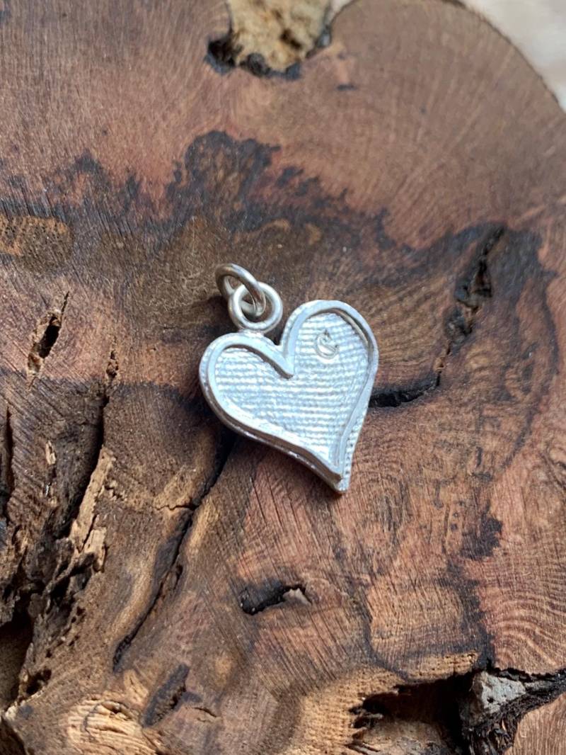 Handgefertigter Anhänger Herz 925/ Silber Recyclingsilber 20mm Stoffabdruck Struktur Handgefertigter Anhänger Herz 925/ Silber Recyclingsilber 20mm Stoffabdruck Struktur von fairfaktur