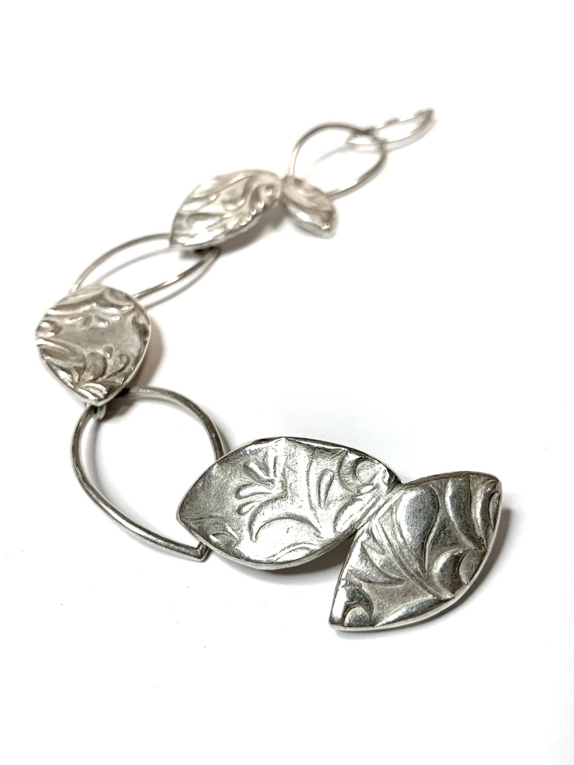 Handgefertigtes Glieder Armband 925/ Silber Sterlingsilber Recyclingsilber Keksrollen Prägung Natürlich Blätter Form Organisch Unikat Floral Handgefertigtes Glieder Armband 925/ Silber Sterlingsilber Recyclingsilber Keksrollen Prägung Natürlich Blätter Form Organisch Unikat Floral von fairfaktur
