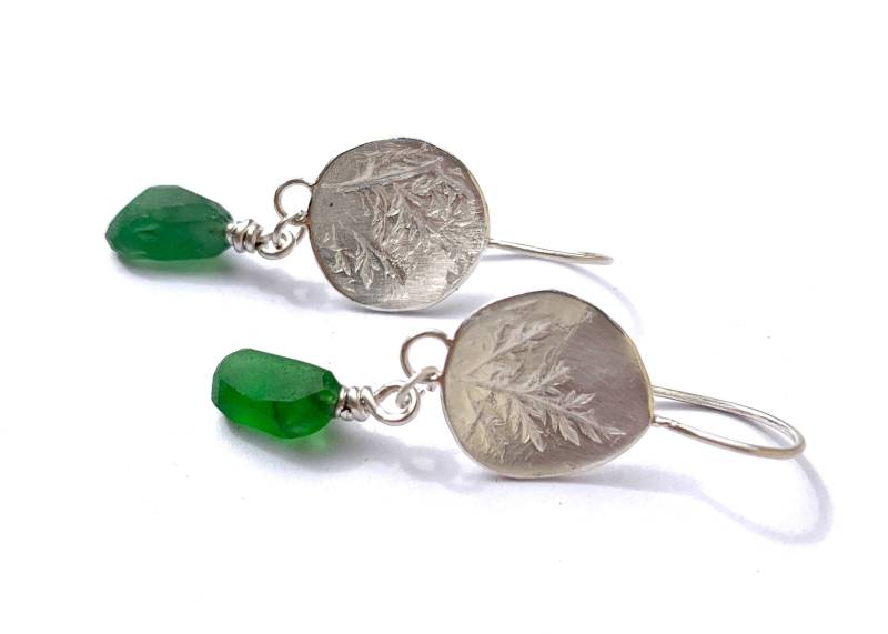 Handgefertigte Ohrhänger „Schafsgarbe" 925/ Silber Sterlingsilber Aus 100% Recyclingsilber Mit Smaragdgrünem Geschliffenen Seeglas Unikate von fairfaktur