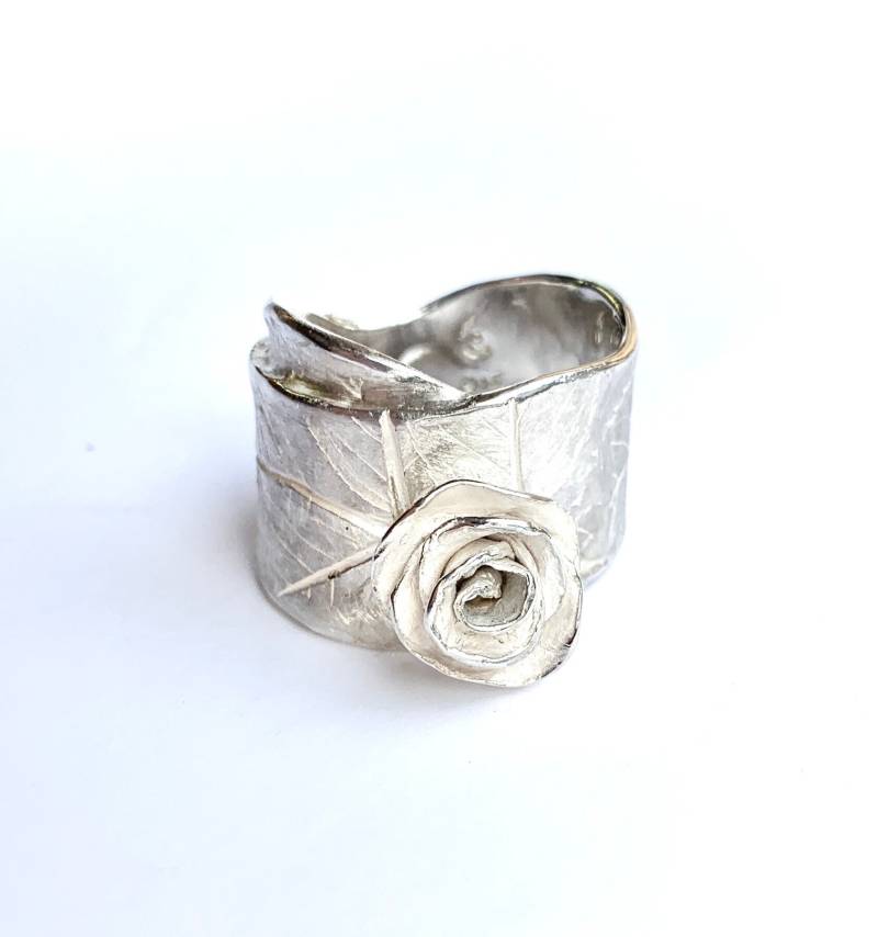Handgefertigter Ring Rose Rosenblatt-Prägung 925/ - Silber Massiv Sterlingsilber Aus Recyclingsilber Struktur Blattmuster Blumenring Unikat Handgefertigter Ring Rose Rosenblatt-Prägung 925/ - Silber Massiv Sterlingsilber Aus Recyclingsilber Struktur Blattmuster Blumenring Unikat von fairfaktur