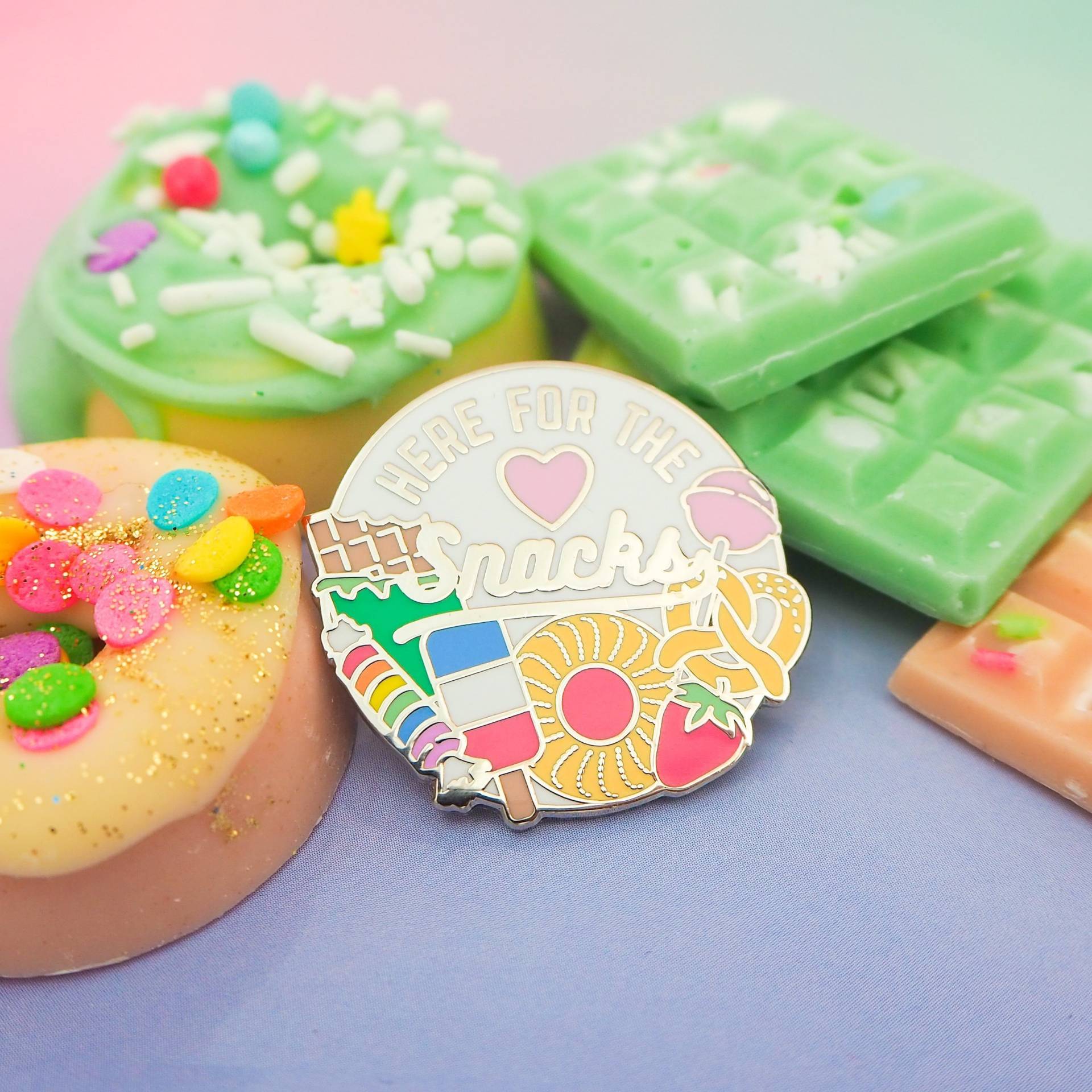 Hier Für Die Snacks Emaille Pin - Hard Enamel Badge Hier Für Die Snacks Emaille Pin - Hard Enamel Badge von fairycakes