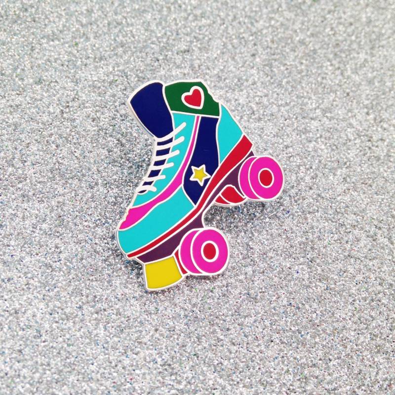 Rollschuh Emaille Anstecknadel - Rollerskating Roller Derby von fairycakes