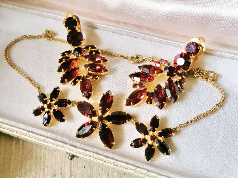 1950 Gablonz Er Strass Schmuck Blut Rot Granat True Vintage Set Ohrclips & Collier Kette 1950 Gablonz Er Strass Schmuck Blut Rot Granat True Vintage Set Ohrclips & Collier Kette von fairytailjewelry