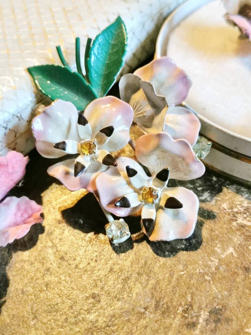 50Er Jahre Busch Rosen Metall Brosche Blüten Flower Brooch True Vintage Design Rockabella Strass Nadel 50Er Jahre Busch Rosen Metall Brosche Blüten Flower Brooch True Vintage Design Rockabella Strass Nadel von fairytailjewelry