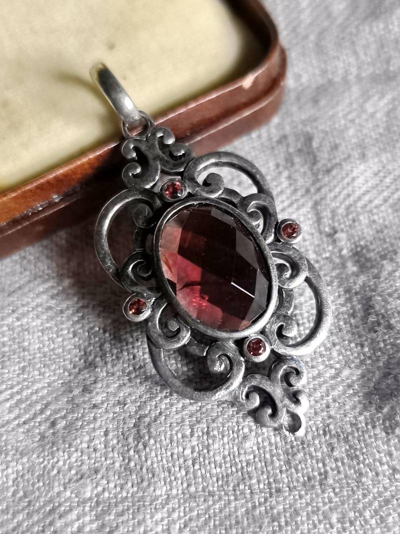925 Silber Granat Ketten Anhänger Jugendstil Design Larp Gothic Art Nouveau Floral von fairytailjewelry