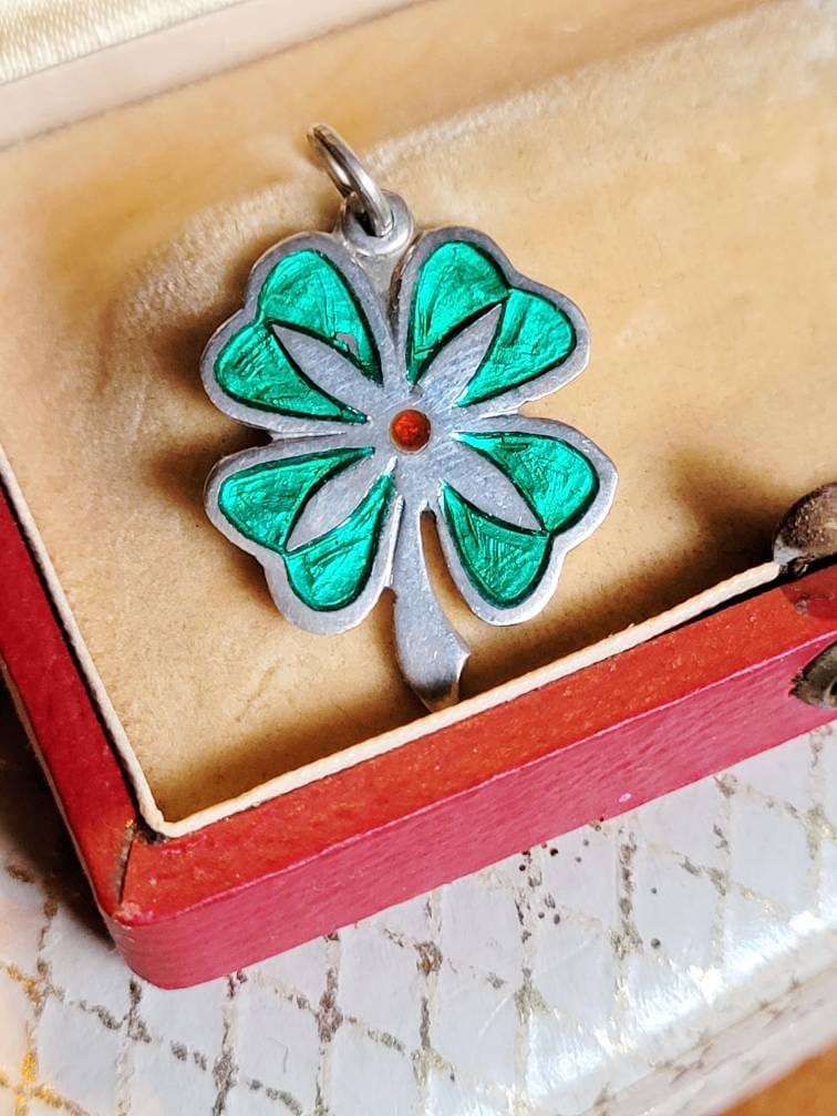925 Silber Kleeblatt Emaille Ketten/Bettel Anhänger Trur Vintage Cloisonne Enamel Sterling Silver Pendant Design Unikat Glas Grün Rot 925 Silber Kleeblatt Emaille Ketten/Bettel Anhänger Trur Vintage Cloisonne Enamel Sterling Silver Pendant Design Unikat Glas Grün Rot von fairytailjewelry