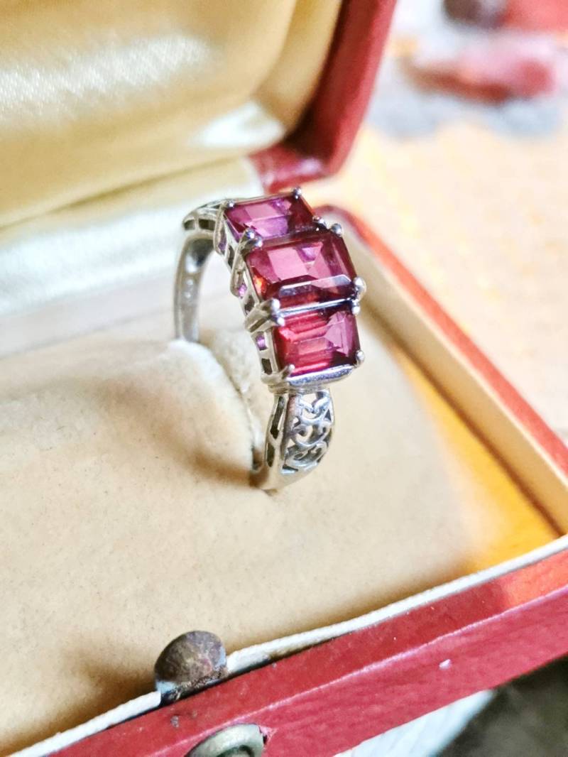 925 Silber Ring Rhodolith Verlobungs Geschenk Vintage Sterling Silver Gemstone Ring Rot Romantisch Design Floral 925 Silber Ring Rhodolith Verlobungs Geschenk Vintage Sterling Silver Gemstone Ring Rot Romantisch Design Floral von fairytailjewelry