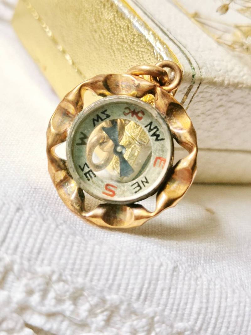 Antiker Kompass Charm Anhänger Für Uhren Kette 1920 Jugendstil Viktorain Art Nouveau Antik Wegweiser Glücksbringer von fairytailjewelry