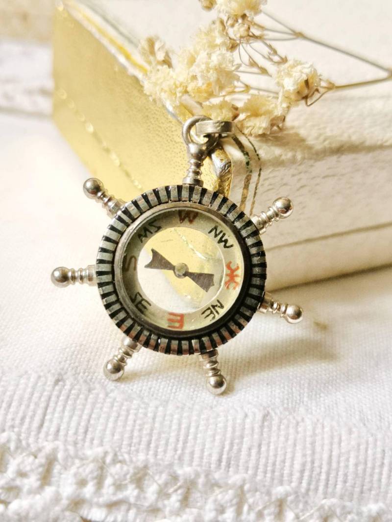 Antiker Kompass Charm Maritim Anhänger Für Uhren Kette 1920 Jugendstil Viktorain Art Nouveau Antik Wegweiser Glücksbringer Steuerrad Antiker Kompass Charm Maritim Anhänger Für Uhren Kette 1920 Jugendstil Viktorain Art Nouveau Antik Wegweiser Glücksbringer Steuerrad von fairytailjewelry