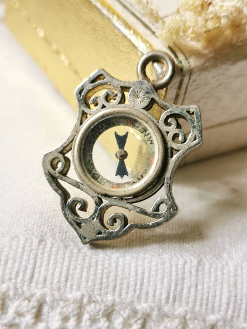 Antiker Kompass Charm Wappen Anhänger Für Uhren Kette 1920 Jugendstil Viktorain Art Nouveau Antik Wegweiser Glücksbringer von fairytailjewelry