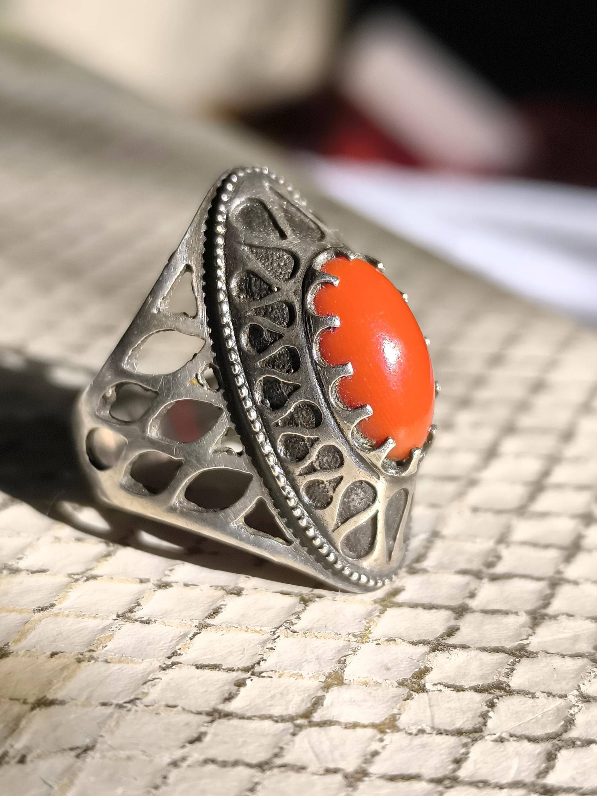Art Deco 800Er Silber Ring Mit Echter Koralle - Filigranes Gesägter Ornament-Design Coral Silver Geometrisch Art Deco 800Er Silber Ring Mit Echter Koralle - Filigranes Gesägter Ornament-Design Coral Silver Geometrisch von fairytailjewelry