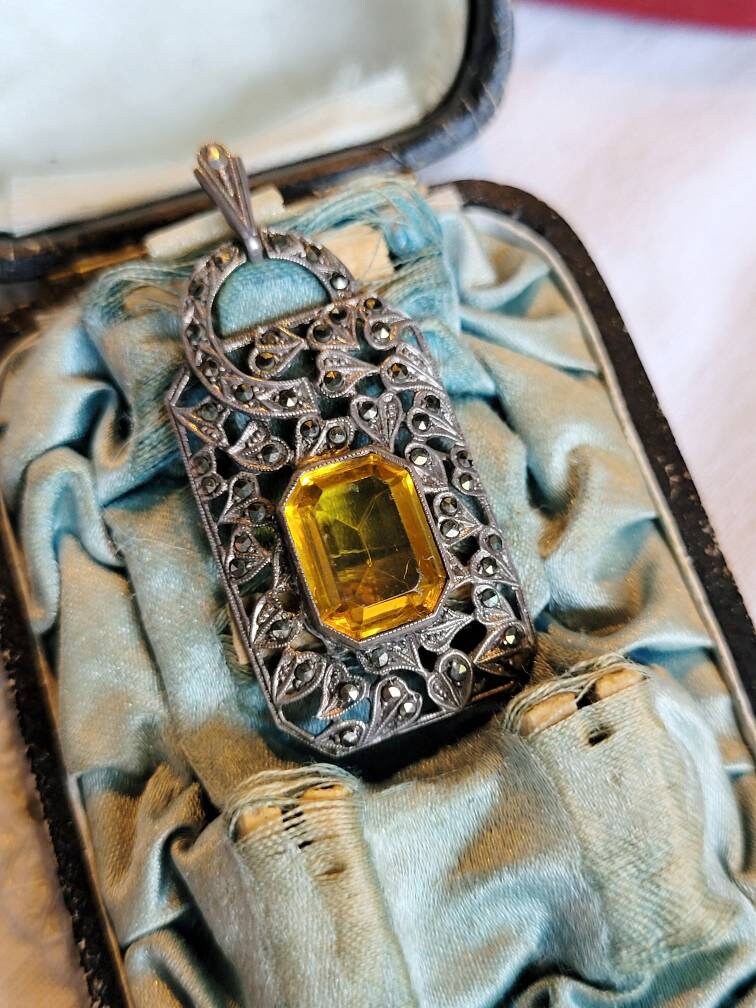 Art Deco 835 Silber Markasiten Ketten Anhänger Gelber Stein Um 1930 Floral Heart Leaf Philodendron Efeu Yellow Antik Cottage True Vintage von fairytailjewelry