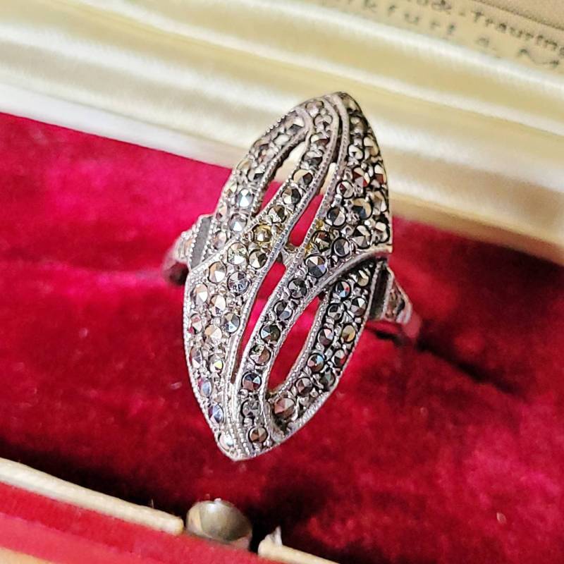 Art Deco 835 Silber Markasiten Ring Gr. 20 Mm Design 1930 Brocante Bauhaus Glitzer Edelstein Silver Cocktail Schiffchen Ring Jugendstil von fairytailjewelry