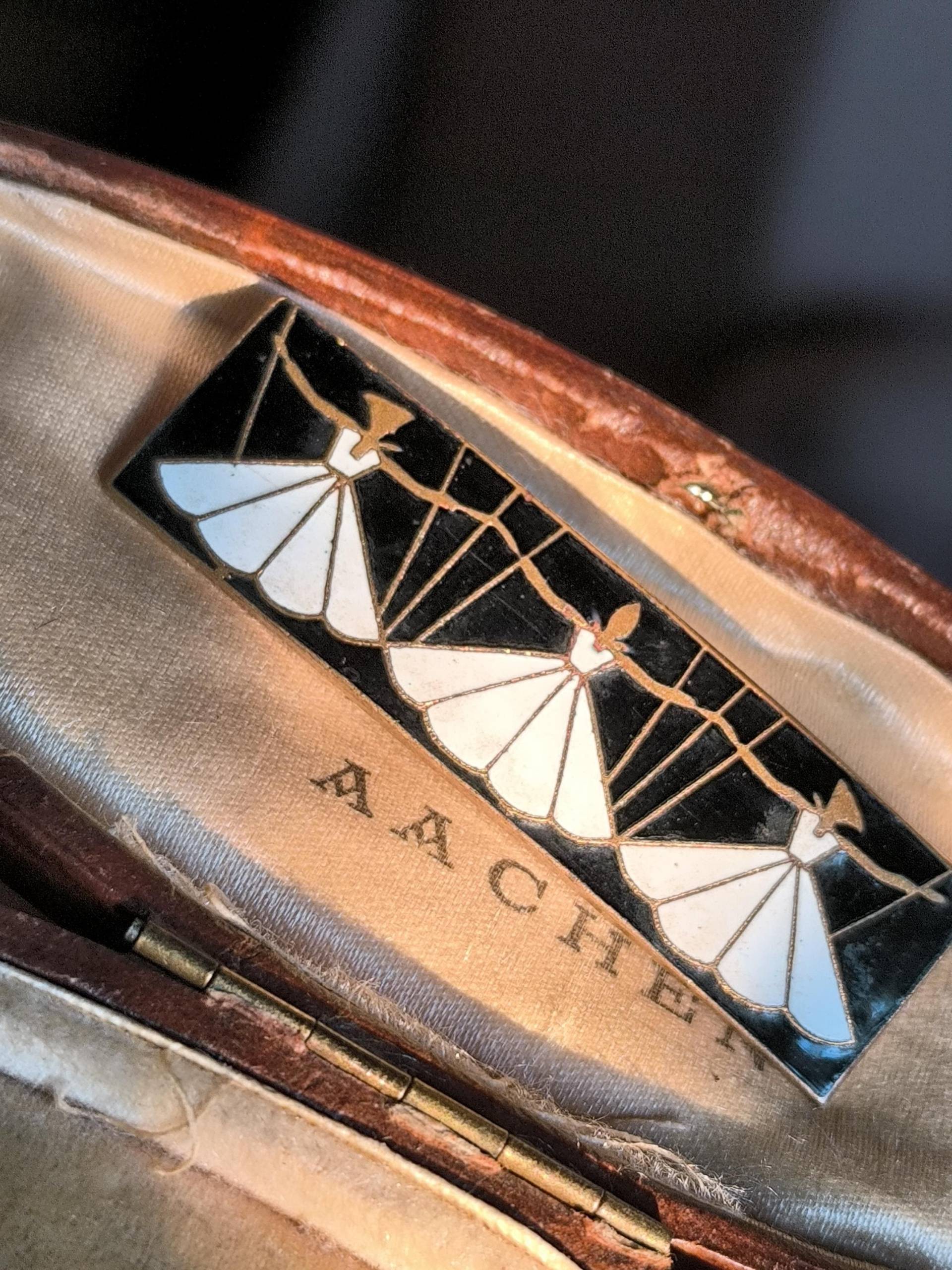 Art Deco Emaille Brosche Um 1920-1930 Geometrisch Schwarz Und Weiß Nadel Schmuck Art Deco Emaille Brosche Um 1920-1930 Geometrisch Schwarz Und Weiß Nadel Schmuck von fairytailjewelry