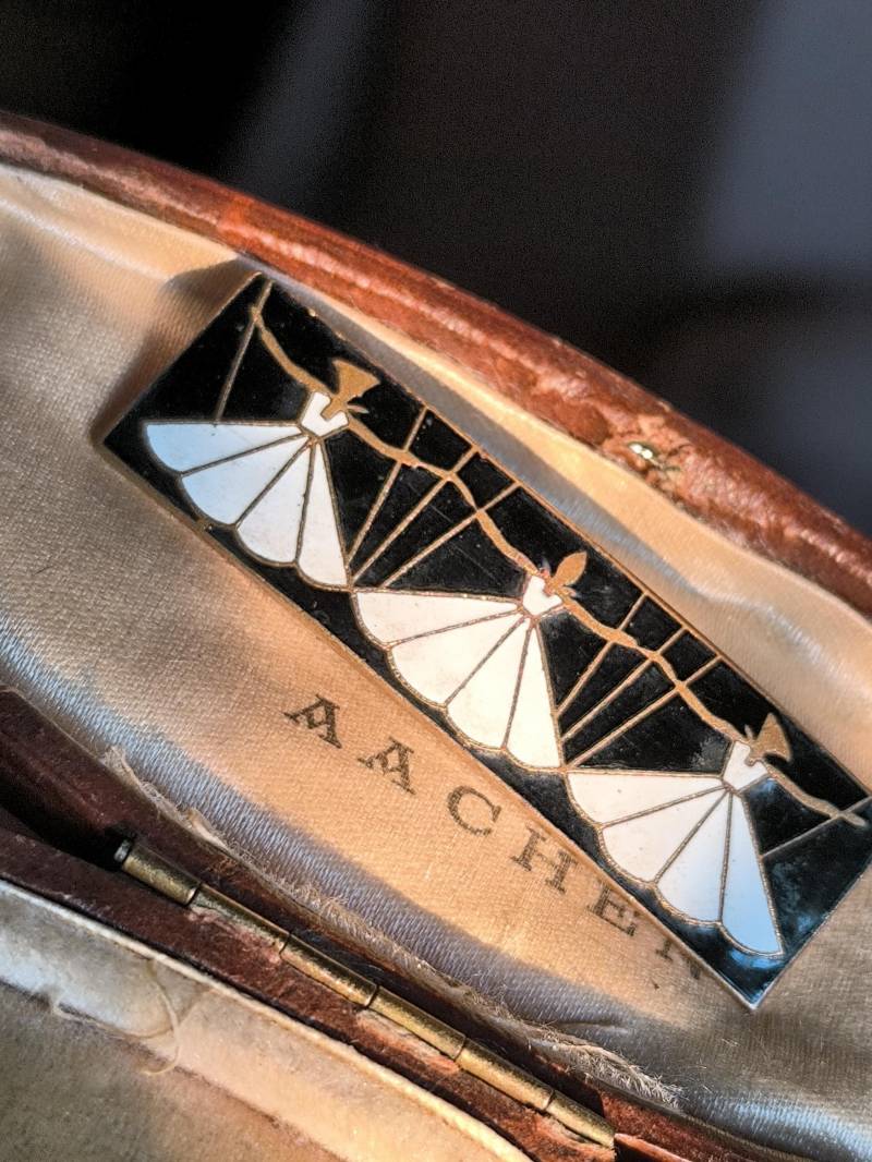 Art Deco Emaille Brosche Um 1920-1930 Geometrisch Schwarz Und Weiß Nadel Schmuck Art Deco Emaille Brosche Um 1920-1930 Geometrisch Schwarz Und Weiß Nadel Schmuck von fairytailjewelry