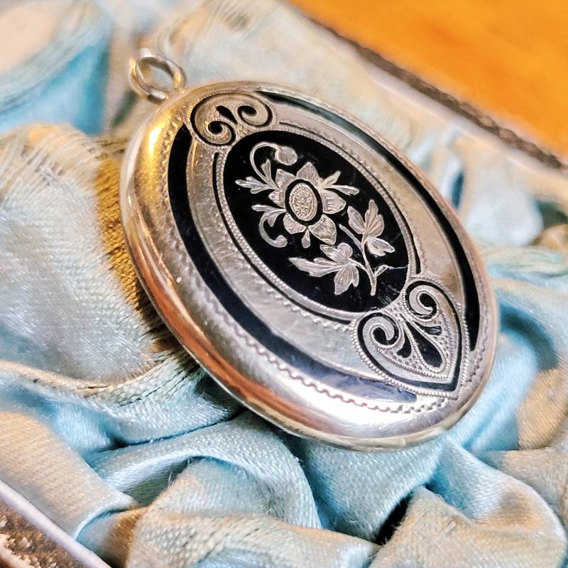 Art Nouveau 585 Gold Emaille Medaillon Ketten Anhänger 1890 Cottage Trauer Schwarz 14K Landhaus Erinnerung Foto Floral Blume Flower Rar von fairytailjewelry