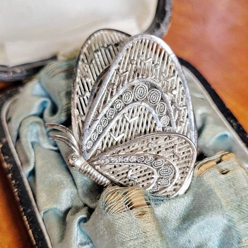 Art Nouveau 800 Silber Schmetterling Brosche Jugendstil 1920 Filigran Nadel Floral Cottage Landhaus Insekt Flügel Butterfly Tier Art Nouveau 800 Silber Schmetterling Brosche Jugendstil 1920 Filigran Nadel Floral Cottage Landhaus Insekt Flügel Butterfly Tier von fairytailjewelry
