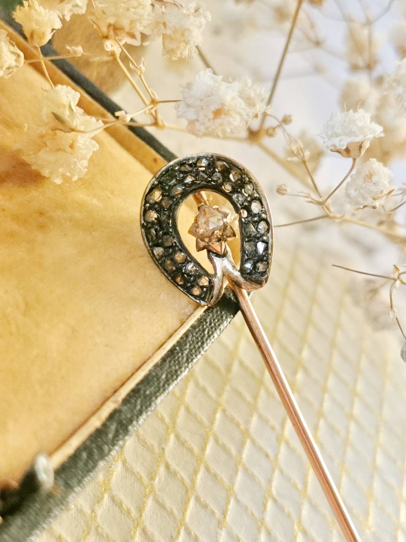 Art Nouveau Diamant Reversnadel 1880-1900 Jugendstil Hufeisen Nadel Huhtnadel Brosche Rosen Schliff Diamanten Art Nouveau Diamant Reversnadel 1880-1900 Jugendstil Hufeisen Nadel Huhtnadel Brosche Rosen Schliff Diamanten von fairytailjewelry