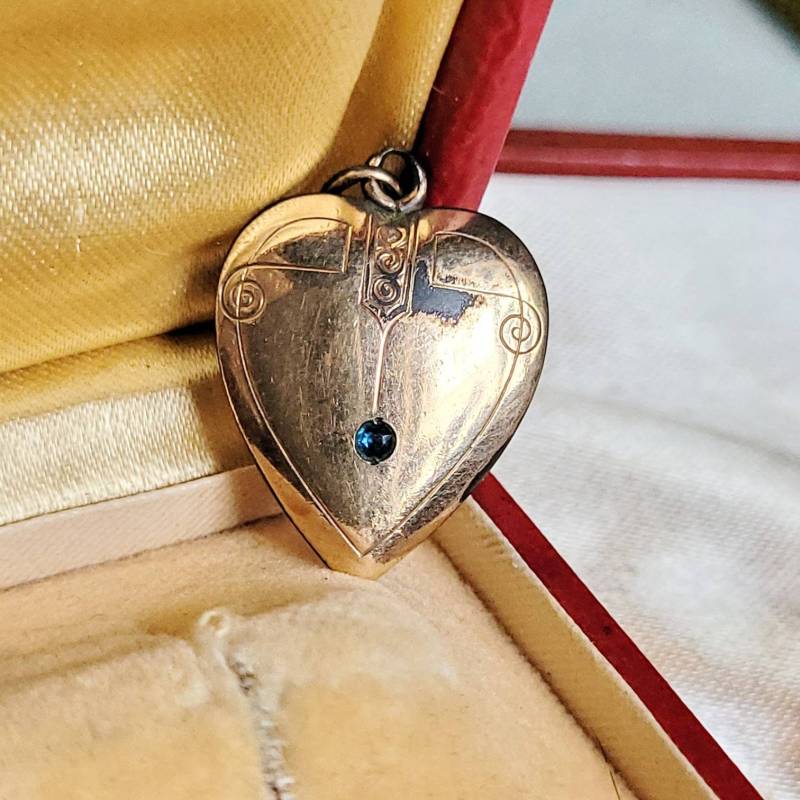 Art Nouveau Doublè Ketten Anhänger 1920 Glas Wie Saphir Liebe Erinnerungen Damalige Brocante Jugendstil Antik Cottage Landhaus Uhrenkette Art Nouveau Doublè Ketten Anhänger 1920 Glas Wie Saphir Liebe Erinnerungen Damalige Brocante Jugendstil Antik Cottage Landhaus Uhrenkette von fairytailjewelry