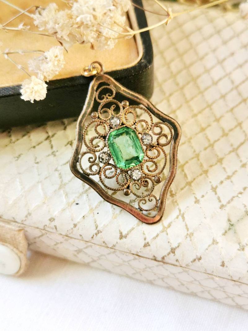 Art Nouveau Doublé Ketten Anhänger Floral Grüner & Klare Steine Um 1920 True Vintage Design Pendent Art Nouveau Doublé Ketten Anhänger Floral Grüner & Klare Steine Um 1920 True Vintage Design Pendent von fairytailjewelry