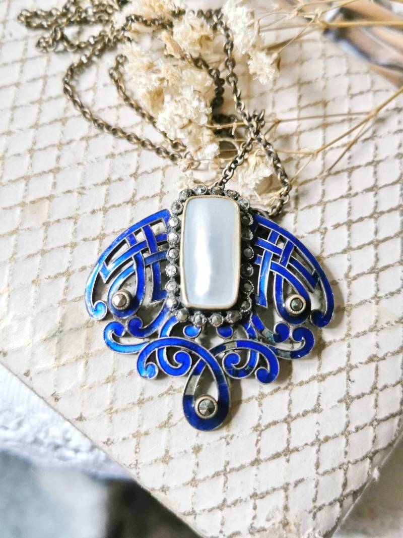 Art Nouveau Emaille Kette Collier Markasiten Und Perlmutt Um 1920 True Vintage Enamel Necklace Jugendstil Art Deco Blau Art Nouveau Emaille Kette Collier Markasiten Und Perlmutt Um 1920 True Vintage Enamel Necklace Jugendstil Art Deco Blau von fairytailjewelry
