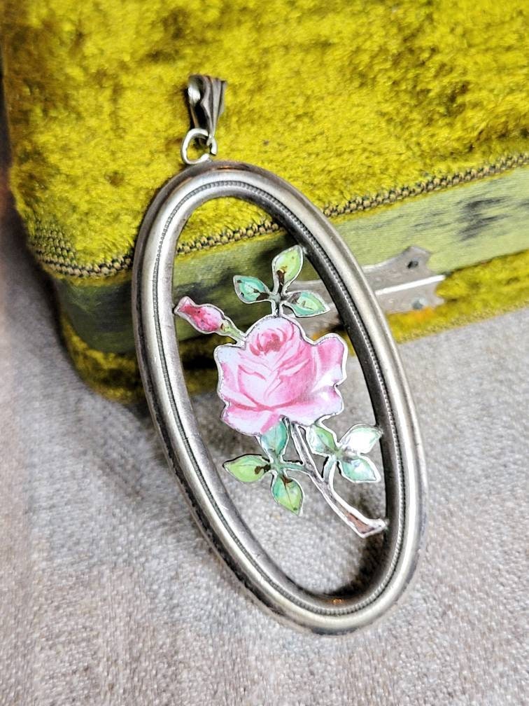 Art Nouveau Emaille Rose Ketten Anhänger Um 1920 Aus Alpacca Silber Jugendstil Alpacca & Enamel Pendant Cottage Landhaus Romantisch Bild Art Nouveau Emaille Rose Ketten Anhänger Um 1920 Aus Alpacca Silber Jugendstil Alpacca & Enamel Pendant Cottage Landhaus Romantisch Bild von fairytailjewelry