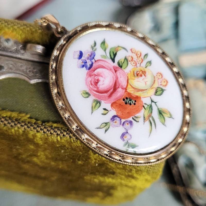Art Nouveau Enamel Emaille Medaillon Anhänger Kollmar & Jourdan Pforzheim Signiert Jugendstil Blüten Bukett Pendant Cottage Landhaus Antik von fairytailjewelry
