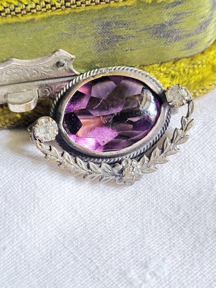 Art Nouveau Glas Strass Beosche Um 1900 Antik Brooch Design Violett Kranz Cottage Landhaus Art Nouveau Glas Strass Beosche Um 1900 Antik Brooch Design Violett Kranz Cottage Landhaus von fairytailjewelry