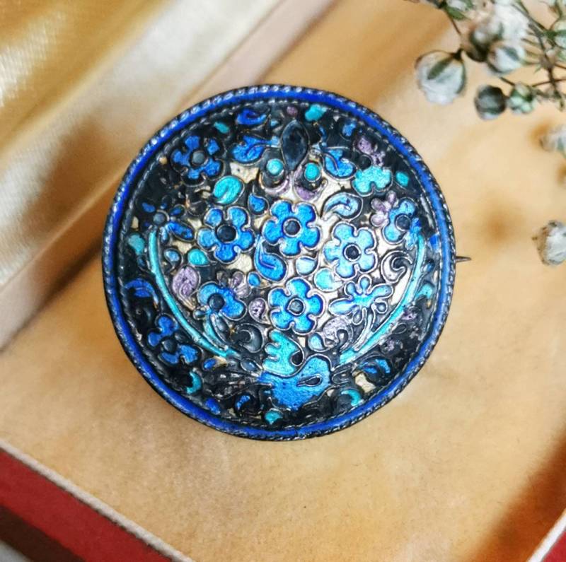 Art Nouveau Guilloche Cloisonne Emaile Brosche Um 1900 Aus China Mit Blauem Vogel & Blumen Jugendstil Enamel Silber Brooch Cottage Landhaus von fairytailjewelry