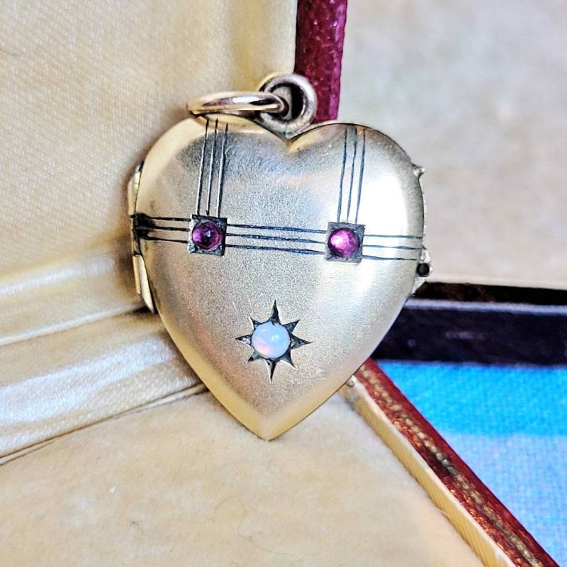Art Nouveau Herz Medaillon Opal & Rubin 1920 Für Fotos Und Erinnerungen Edelstein Heart Locket Cottage Landhaus Geschenk Liebe Brocante Rar von fairytailjewelry