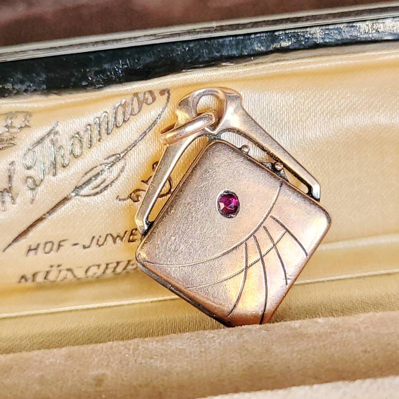 Art Nouveau Ketten Anhänger 1920 Rubin Liebe Erinnerungen Damalige Brocante Jugendstil Antik Cottage Landhaus Uhrenkette Doublè Art Nouveau Ketten Anhänger 1920 Rubin Liebe Erinnerungen Damalige Brocante Jugendstil Antik Cottage Landhaus Uhrenkette Doublè von fairytailjewelry