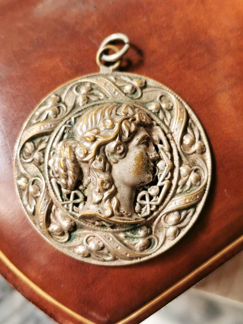 Art Nouveau Ketten Anhänger Frauen Portrait Messing Jugendstil Antiqe Necklace Pendent Art Nouveau Ketten Anhänger Frauen Portrait Messing Jugendstil Antiqe Necklace Pendent von fairytailjewelry