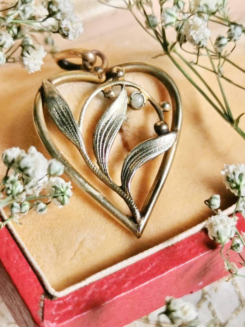 Art Nouveau Maiglöckchen/Schneeglöckchen Ketten Anhänger Charm True Vintage Gold Doublé Saatperle Um 1900 Heart Medaillon Geschenk Liebe Art Nouveau Maiglöckchen/Schneeglöckchen Ketten Anhänger Charm True Vintage Gold Doublé Saatperle Um 1900 Heart Medaillon Geschenk Liebe von fairytailjewelry