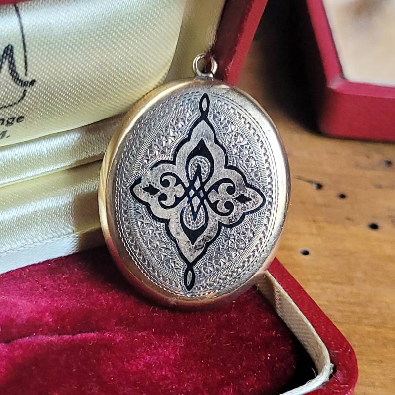 Art Nouveau Medaillon Schwarzes Emaille & Gold Doublé Um 1900 Design Floral Foro Andeken Erinnerung Cottage Landhaus Geschenk Art Nouveau Medaillon Schwarzes Emaille & Gold Doublé Um 1900 Design Floral Foro Andeken Erinnerung Cottage Landhaus Geschenk von fairytailjewelry