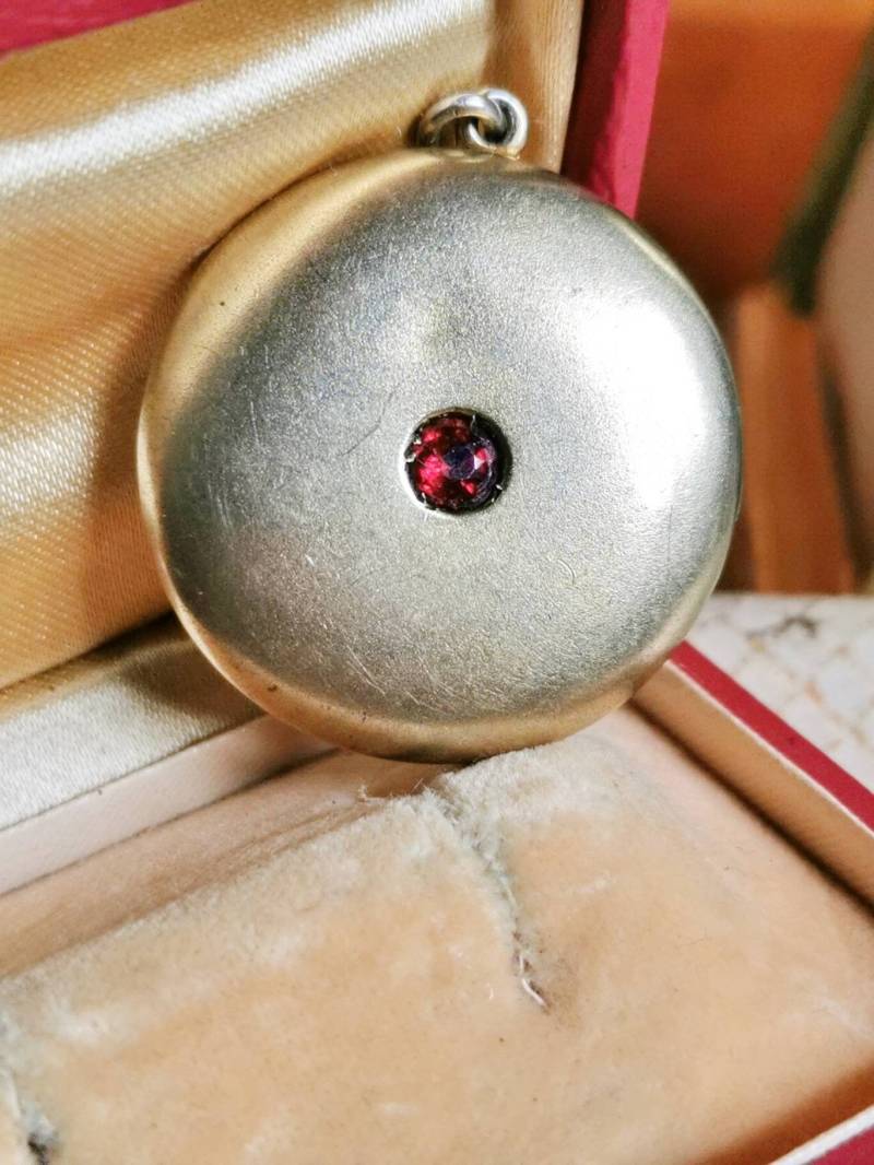Art Nouveau Silber Foto Medaillon Blut Roter Granat 1920 Art Ketten Anhänger Cottage Landhaus Geschenk Erinnerung Andenken Viktorain Art Nouveau Silber Foto Medaillon Blut Roter Granat 1920 Art Ketten Anhänger Cottage Landhaus Geschenk Erinnerung Andenken Viktorain von fairytailjewelry