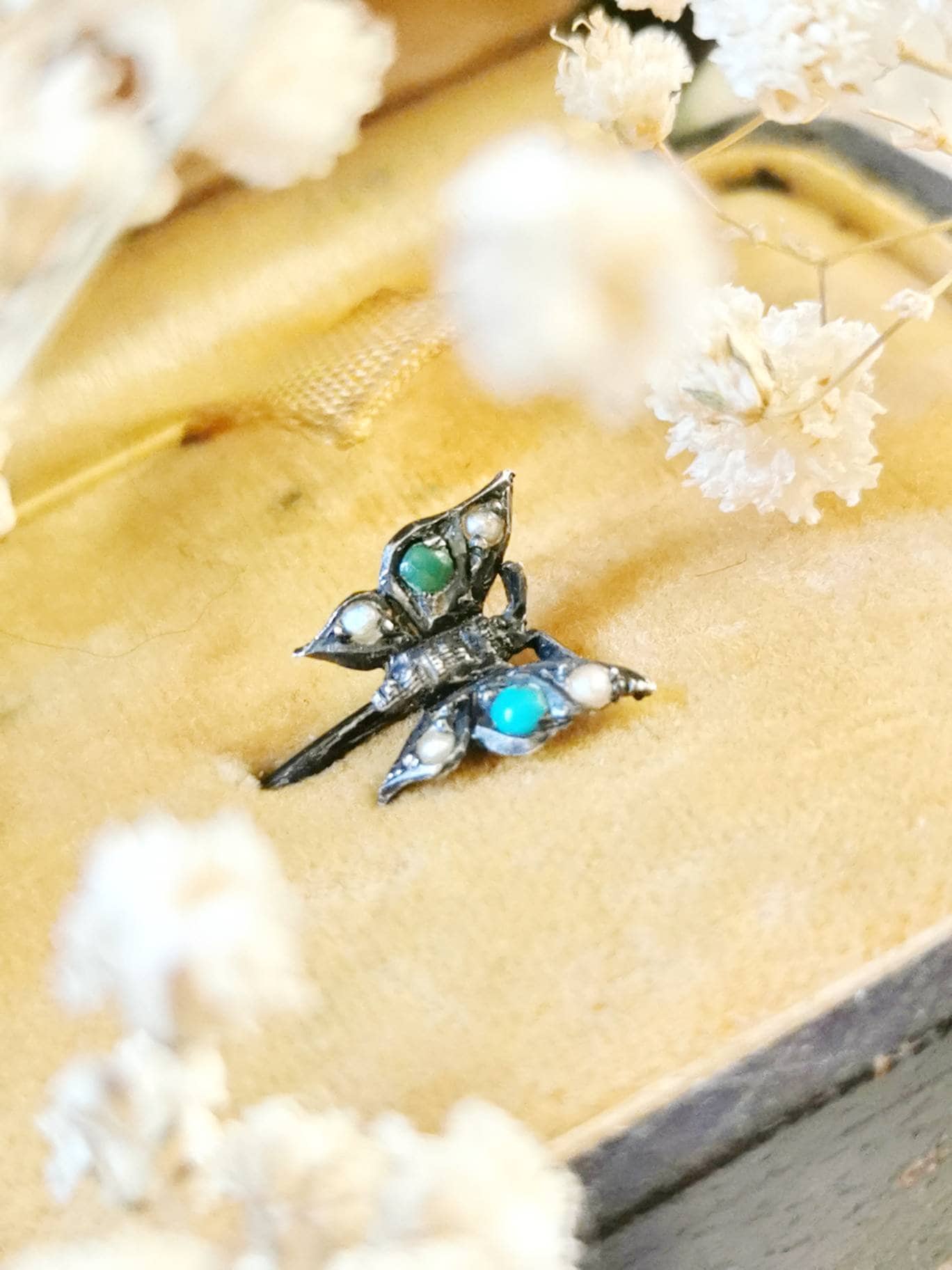 Art Nouveau Türkis & Saatperlen Reversnadel Silber Um 1880-1900 Jugendstil Schmetterling Nadel Huhtnadel Brosche Butterfly Art Nouveau Türkis & Saatperlen Reversnadel Silber Um 1880-1900 Jugendstil Schmetterling Nadel Huhtnadel Brosche Butterfly von fairytailjewelry