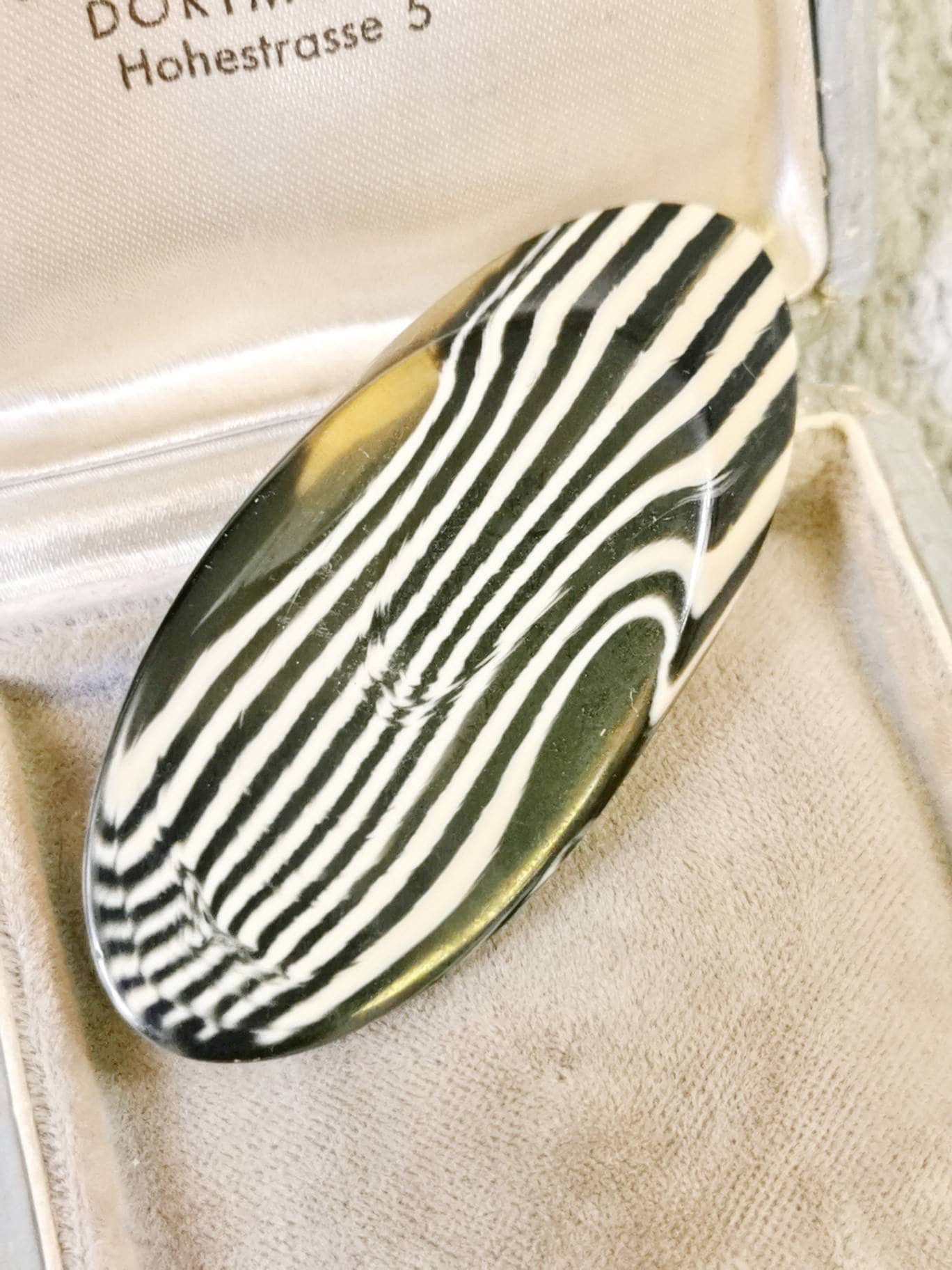 Bakelit Brosche 50Er Jahre Catalin Brooch Schwarz & Weiß True Vintage Design Nadel Catalin Lucide Geometrisch Zebra Rar Lagenlook Bakelit Brosche 50Er Jahre Catalin Brooch Schwarz & Weiß True Vintage Design Nadel Catalin Lucide Geometrisch Zebra Rar Lagenlook von fairytailjewelry