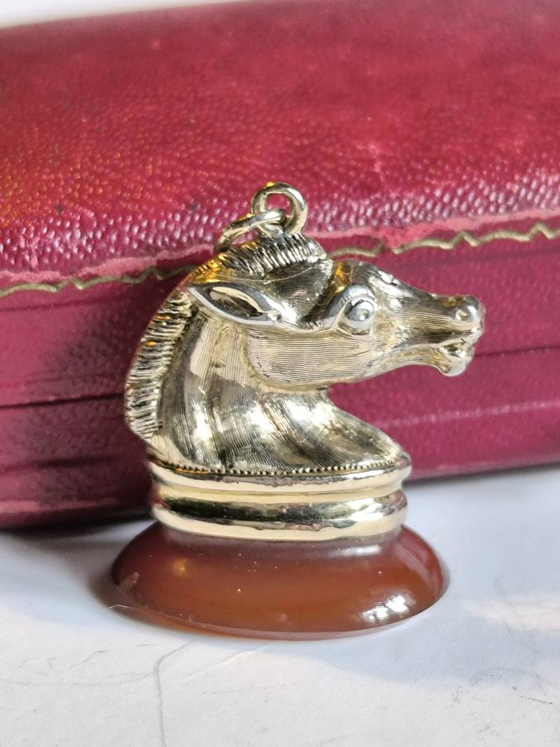 Biedermeier Petschaft Anhänger Für Uhrenketten Pferd Mit Karneol Platte Um 1850 Sammler Pendant Tier Hengst Charm Biedermeier Petschaft Anhänger Für Uhrenketten Pferd Mit Karneol Platte Um 1850 Sammler Pendant Tier Hengst Charm von fairytailjewelry