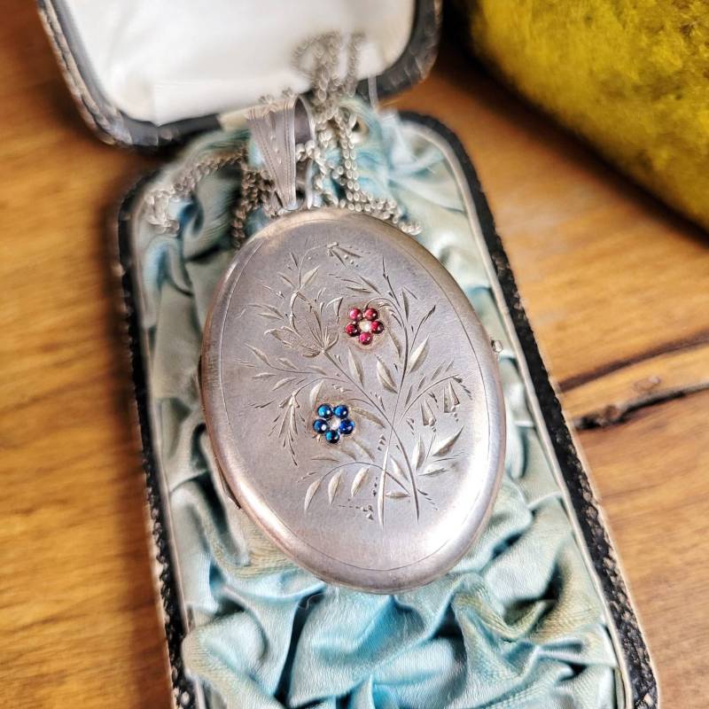 Biedermeier Silber Foto Medaillon Blau & Rote Steine 1830 Viktorian Unikat Floral Bauern Schmuck Andenken Erinnerung Cottage Landhaus Silver von fairytailjewelry