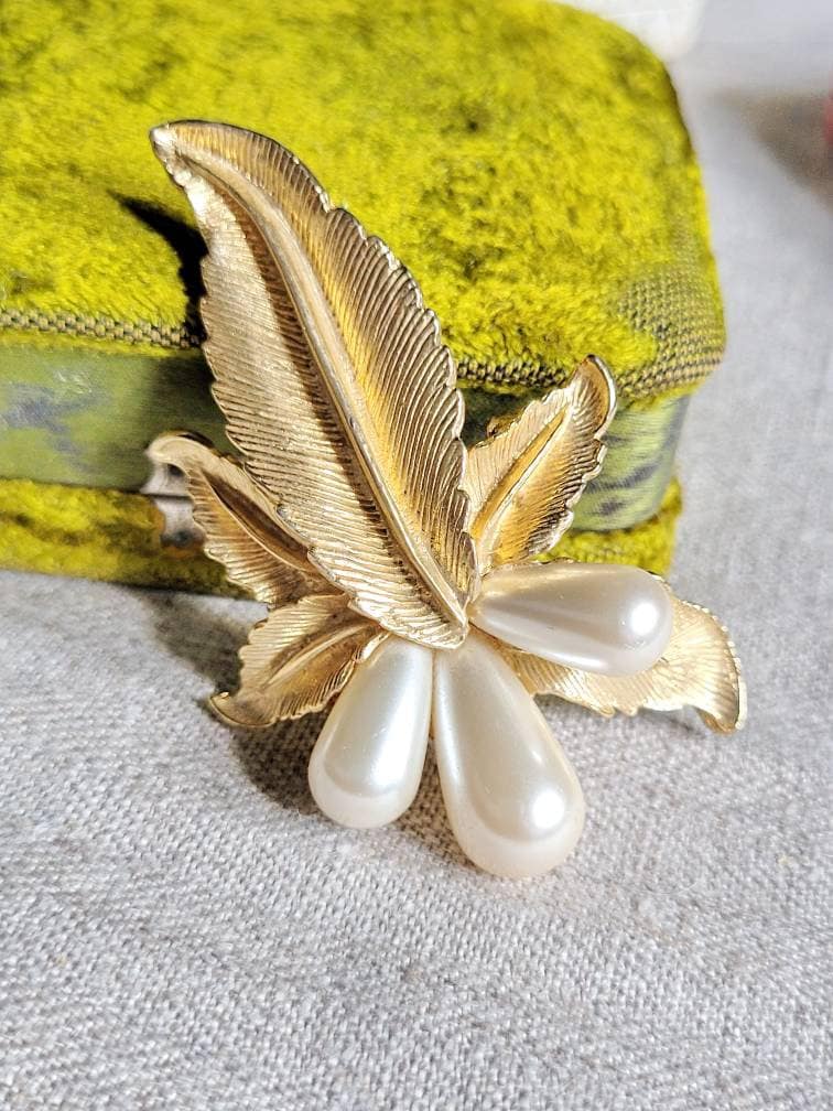 Cathe Brosche Golden & Wachsperlen 80Er Jahre Design Modeschmuck Nadel Perlen Weiß Out Couture Schmuck Cottage Landhaus Cathe Brosche Golden & Wachsperlen 80Er Jahre Design Modeschmuck Nadel Perlen Weiß Out Couture Schmuck Cottage Landhaus von fairytailjewelry