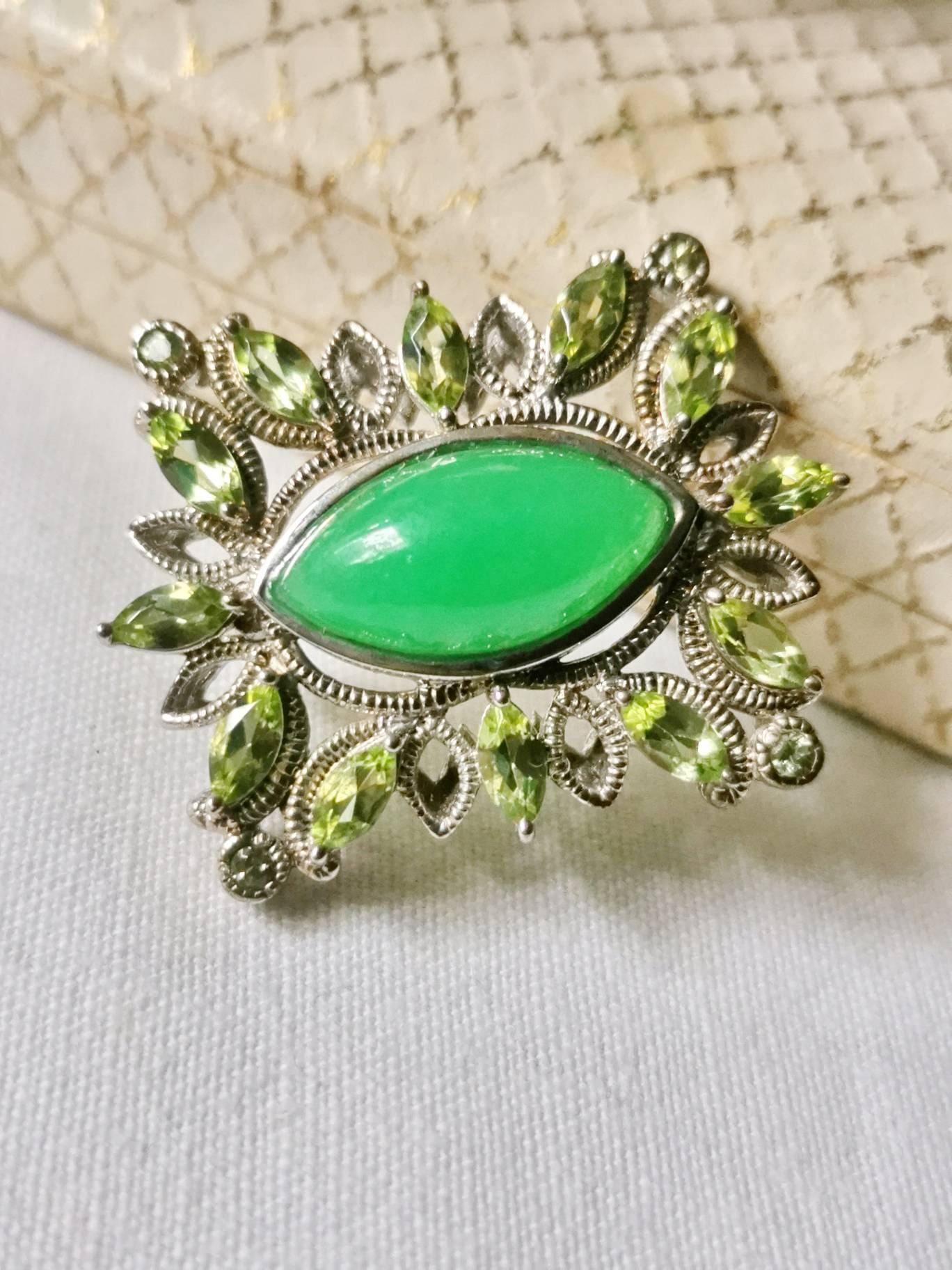Chrysopras & Peridot Brosche 925 Silber Brooch Edelstein Gemstone Grün Töne Witch Boho Jugendstil Art Nouveau Chrysopras & Peridot Brosche 925 Silber Brooch Edelstein Gemstone Grün Töne Witch Boho Jugendstil Art Nouveau von fairytailjewelry