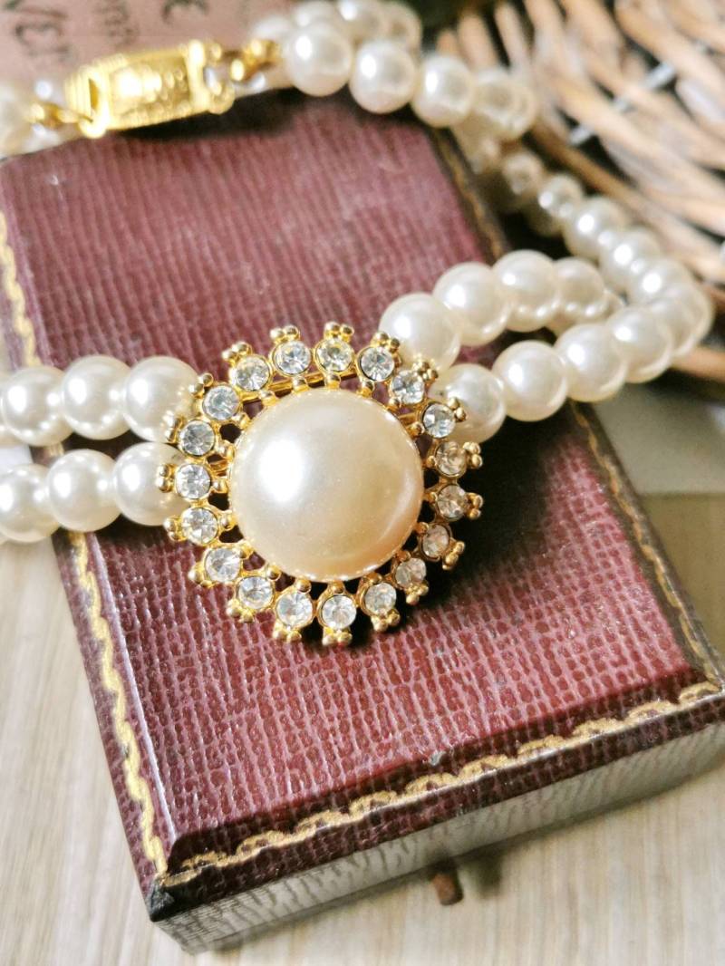 Doppel Reihiges Wachsperlen Collier Kette Luxus Cremé Weiß Und Golden Out Couture Design Doppel Reihiges Wachsperlen Collier Kette Luxus Cremé Weiß Und Golden Out Couture Design von fairytailjewelry