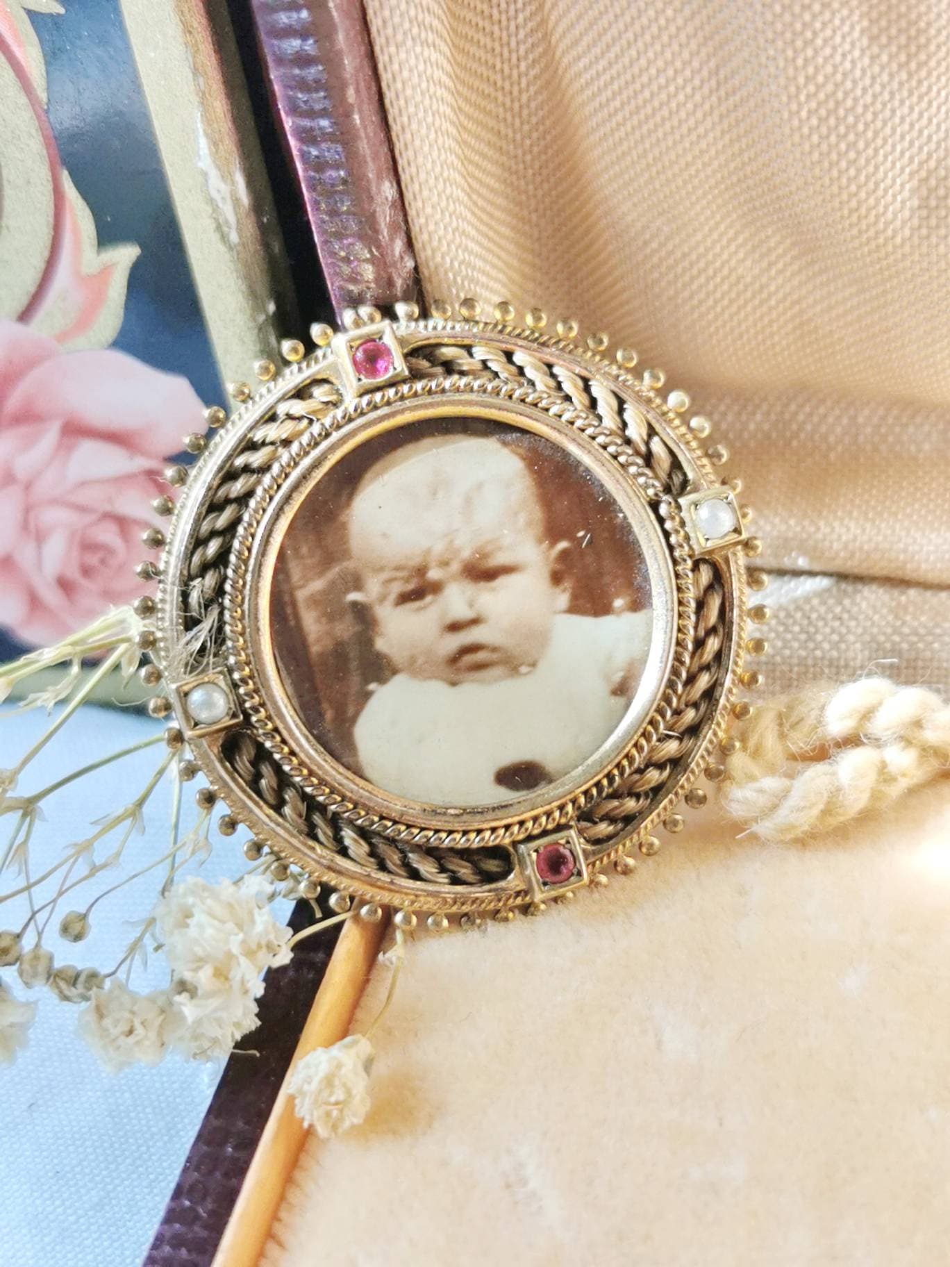 Echt Haar & Rubin Foto Brosche Um 1900 Jugendstil Art Nouveau Saatperne Kinderfoto Portrait Brooch Antik True Vintage Echt Haar & Rubin Foto Brosche Um 1900 Jugendstil Art Nouveau Saatperne Kinderfoto Portrait Brooch Antik True Vintage von fairytailjewelry