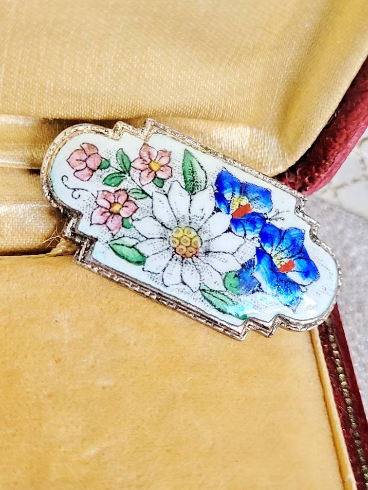 Emaille Brosche 50Er Jahre Design Enzian & Edelweiß Cloisonne Enamel Brooch Weiß Blau Cottage Tracht Landhaus Bild Emaille Brosche 50Er Jahre Design Enzian & Edelweiß Cloisonne Enamel Brooch Weiß Blau Cottage Tracht Landhaus Bild von fairytailjewelry