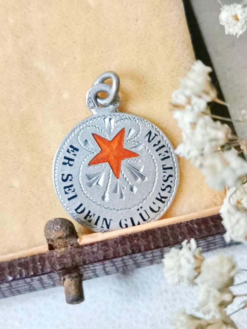 Glücksbringer Ketten Anhänger Silber Emaille 1920 Jugendstil Art Nouveau Glücks Stern Bettel Charm Silver Pendent Glücksbringer Ketten Anhänger Silber Emaille 1920 Jugendstil Art Nouveau Glücks Stern Bettel Charm Silver Pendent von fairytailjewelry