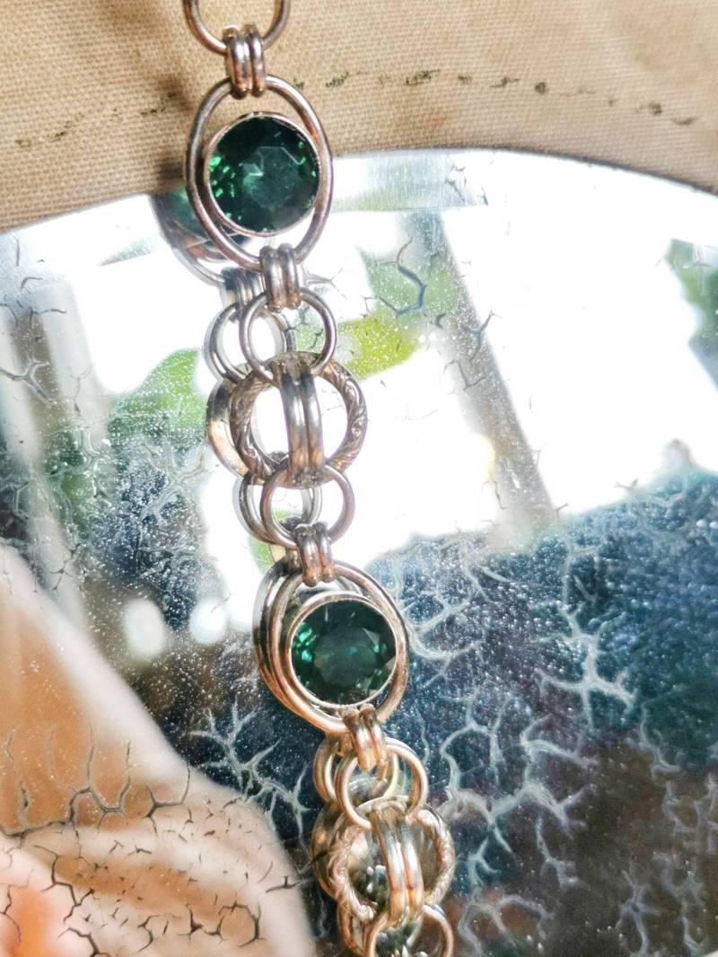 Jugendstil Armband Silber Doublé & Glas Steine in Grün Art Nouveau Bracelet True Vintage Floral Ziseliert Green 1920 von fairytailjewelry