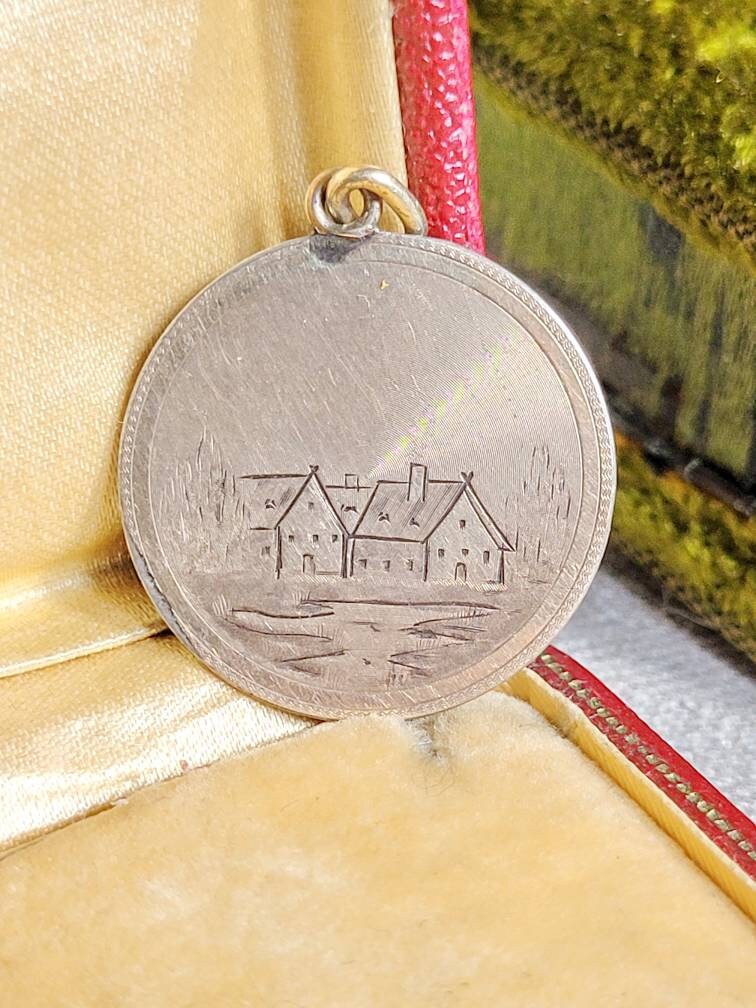 Jugendstil Ketten Anhänger Um 1920 Mit Gravieren Häusern Am Fluss Cottage Landhaus Land Schmuck Silber Verfoldet True Vintage Jugendstil Ketten Anhänger Um 1920 Mit Gravieren Häusern Am Fluss Cottage Landhaus Land Schmuck Silber Verfoldet True Vintage von fairytailjewelry